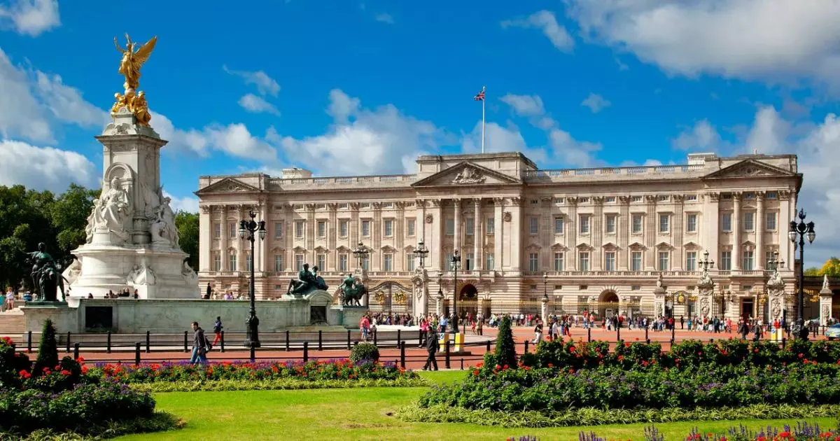 Palácio histórico inglês com arquitetura tradicional